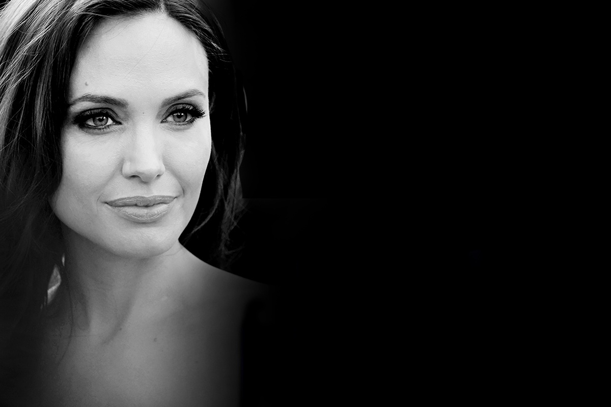 La actriz Angelina Jolie anunció en 2013 que padecía una mutación de genes BRCA, por lo que había decido someterse a una doble mastectomía para prevenir un posible cáncer de mama, causa del fallecimiento de su madre unos años antes.